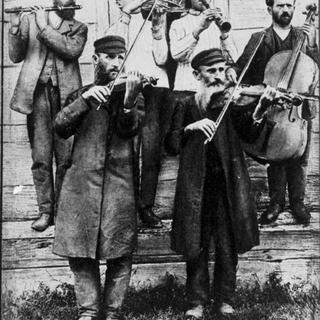 Musiciens klezmer à un mariage en Ukraine circa 1925. [Menakhem Kipnis. - YIVO ENCYCLOPEDIA]