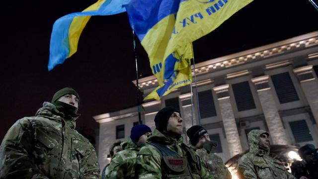 Protestataires devant l'ambassade de Russie à Kiev, 26.02.2017. [AFP - Sergueï Supinsky]