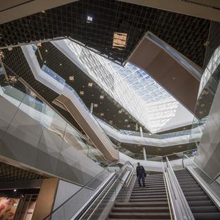 L'intérieur du "Mall of Switzerland", deuxième plus grand centre commercial de Suisse à Ebikon (LU). [Keystone - Urs Flueeler]