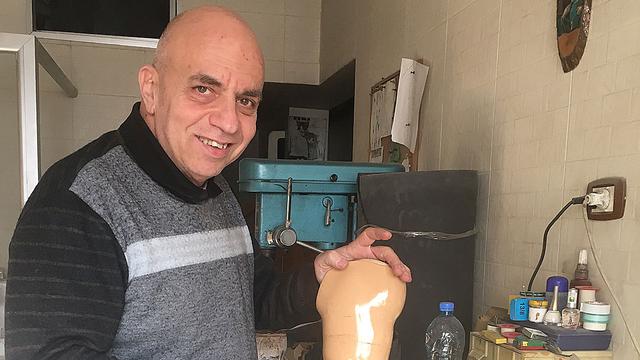 Orthopédiste syrien, Naïm Marashli, fabrique des prothèses pour des civils amputés. [RTS - Alexandre Habay]