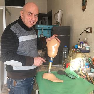 Orthopédiste syrien, Naïm Marashli, fabrique des prothèses pour des civils amputés. [RTS - Alexandre Habay]
