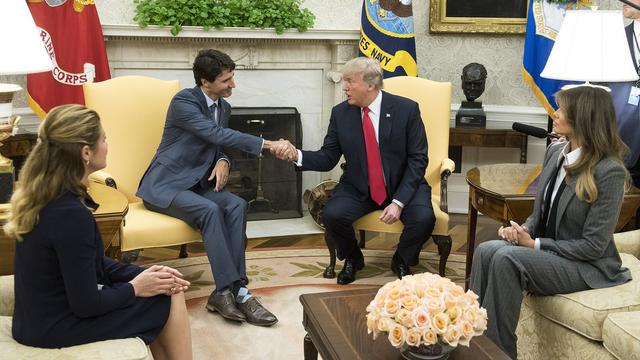 Justin Trudeau et son épouse Sophie reçus à la Maison Blanche par Donald et Melania Trump. [Keystone - EPA/KEVIN DIETSCH]