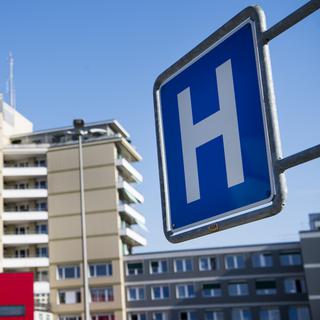 Une vue sur l'entrée de l'Hôpital fribourgeois (HFR)  à Fribourg. [Keystone - Jean-Christophe Bott]