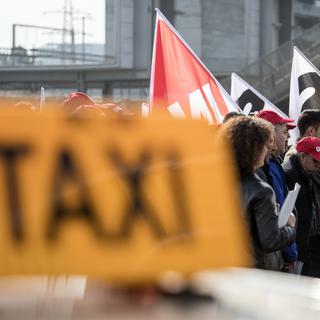 Les syndicats protestent contre les CFF et La Poste qui collaborent avec Uber. [keystone - Peter Schneider]