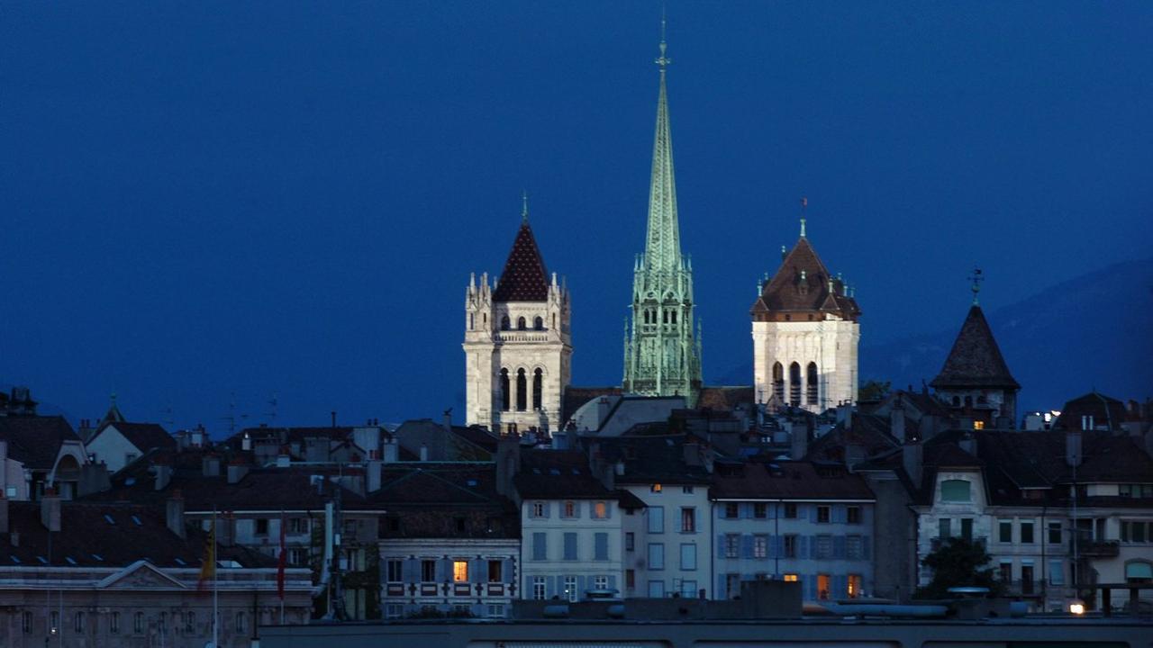 La cathédrale Saint-Pierre de Genève photographie à la tombée de la nuit en août 2005. [Keystone - Laurent Gilliéron]