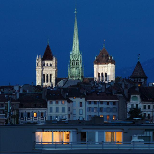 La cathédrale Saint-Pierre de Genève photographie à la tombée de la nuit en août 2005. [Keystone - Laurent Gilliéron]