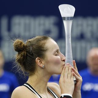 La jeune Marketa Vondrousova a remporté son premier titre à Bienne. [Keystone - Peter Klaunzer]