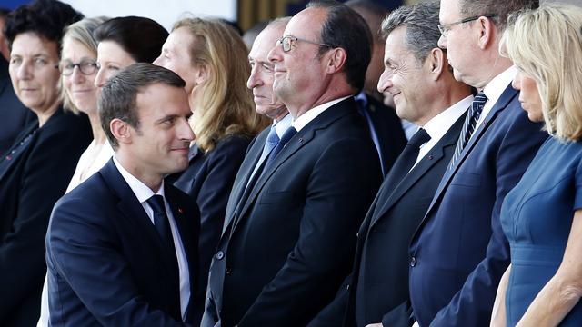 Emmanuel Macron salue Nicolas Sarkozy,cce vendrdi 14 juillet 2017 à Nice. [EPA/SEBASTIEN NOGIER]