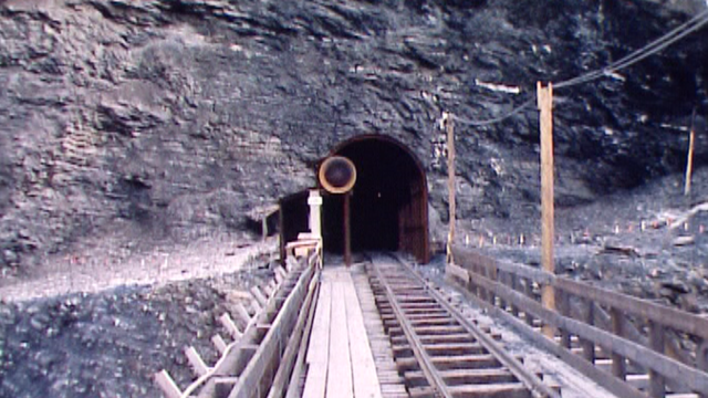 La galerie de sondage du tunnel du Rawyl en 1977. [RTS]