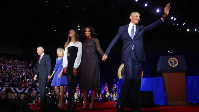 Barack Obama quitte la scène après son discours d'adieu, avec la première dame Michelle Obama, sa fille Malia, le vice-président Joe Biden et son épouse Jill Biden. [Pablo Martinez Monsivais]