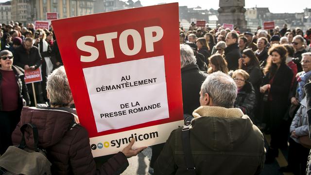 Une manifestation de soutien à la presse romande suite à la fermeture du magazine L'Hebdo, le 2 février 2017. [KEYSTONE - Jean-Christophe Bott]