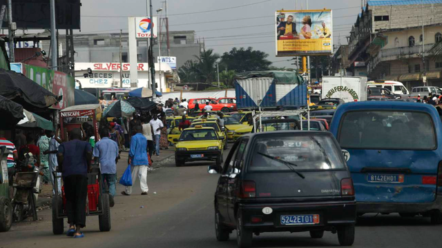 La ville d'Abidjan est devenue un enfer pour les piétons et les automobilistes. [Keystone - Sunday Alamba]