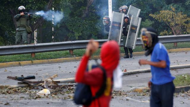 Des manifestants s'affrontent avec les forces de sécurité lors d'une manifestation à Caracas le 26 juillet 2017. [Reuters - Carlos Garcia Rawlins]