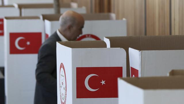 Lundi 27 mars: un homme se rend aux urnes à Fürth, dans le sud de l'Allemagne, à l'ouverture du vote des Turcs de l'étranger sur le référendum en Turquie. [DPA via AP/Keystone - Daniel Karmann]