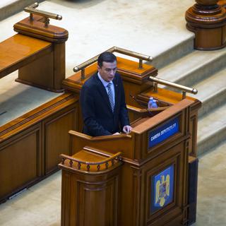 Le Premier ministre roumain Sorin Grindeanu devant l'assemblée du Parlement, le 6 février 2017. [Darko Bandic]