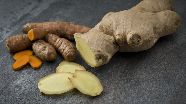 Curcuma et gingembre. [Fotolia - Orlando Bellini]