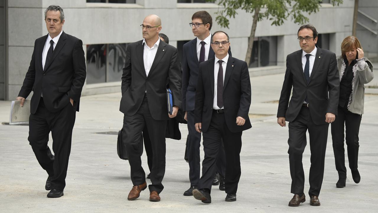 Les membres du gouvernement régional catalan Joaquim Forn, Raul Romeva, Carles Mundo, Jordi Turull, Josep Rull and Meritxell Borras (de g. à d.) arrivent au tribunal de Madrid. [AFP - Gabriel Bouys]