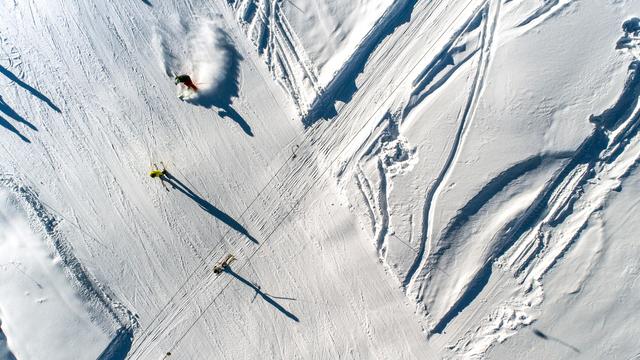 Les skieurs ont pu bénéficier d'une nouvelle couche de neige fraîche dans les Alpes suisses, comme ici dans le Valle di Blenio, au Tessin. [Keystone - Gabriele Putzu]