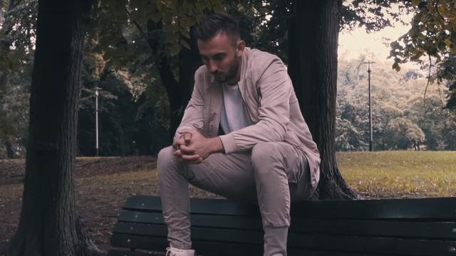 Drmic dans le clip de la chanson "Nur im Dunkle". [Capture d'écran du clip "Nur im Dunkle" sur Youtube]