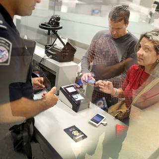 Un contrôle d'identité à l'aéroport international de Miami, en Floride. [Getty Images - Joe Raedle]