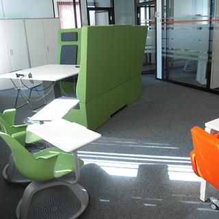 Le "corpoworking" remplace les bureaux individuels par de grands espaces ouverts, ici aux SIG de Genève. [Megevand]