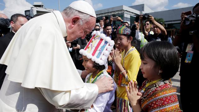 Le pape François lors de son arrivée à l'aéroport de Rangoon. [Max Rossi]