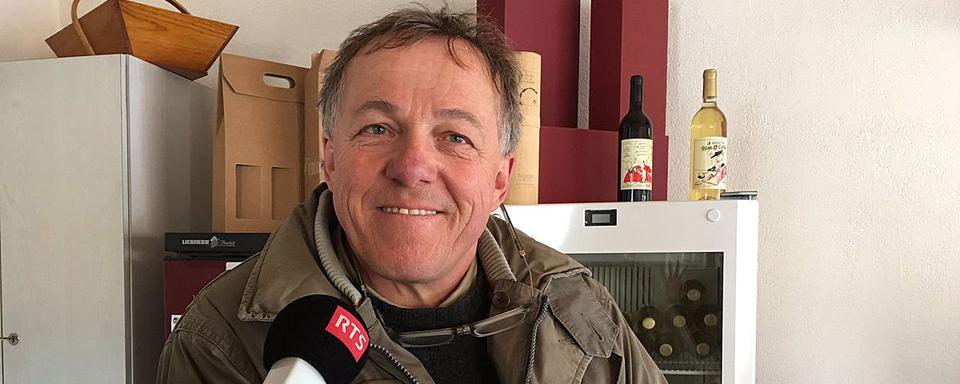 Le vigneron Willy Cretegny accepte des Lemans de la part des entreprises, mais pas des particuliers. [RTS - Francesca Argiroffo]