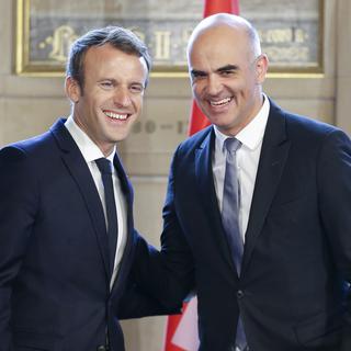 Emmanuel Macron et Alain Berset, en marge de la Foire du livre de Francfort. [Keystone - Peter Klaunzer]