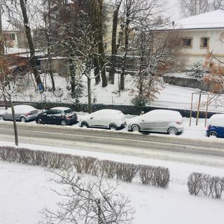 Une rue enneigée à Lausanne, ce lundi 18 décembre. [RTS - Mathieu Henderson]