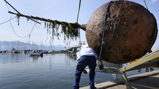 Le mât flottant stagnant au fond du Léman a été sorti des flots mercredi. [Keystone - Laurent Gillieron]