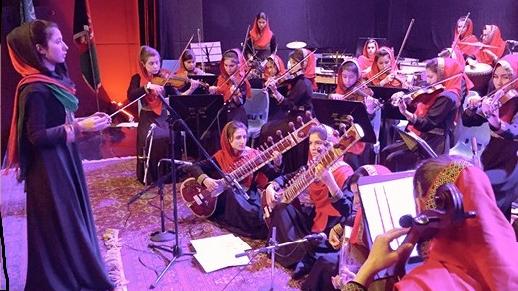 Les 35 musiciennes de l'orchestre sont âgées de 13 à 20 ans. [http://www.centredesarts.ch/Ecole internationale de Genève]