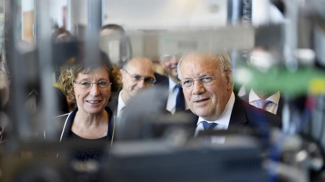 La ministre française du Travail Muriel Pénicaud et le conseiller fédéral Johann Schneider-Ammann lors de leur visite à des apprentis de Bobst, à Mex (VD). [Keystone - Laurent Gilliéron]