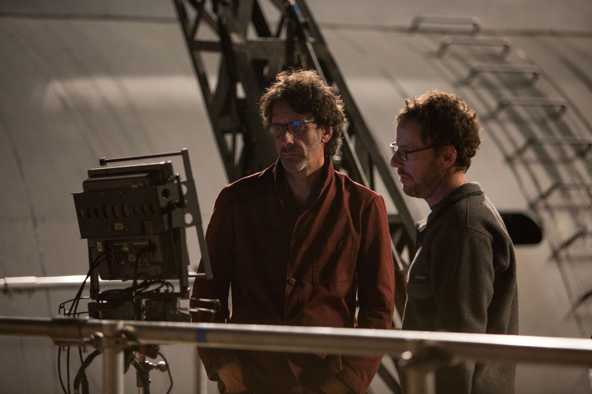 Ethan Coen et Joel Coen sur le tournage du film "Hail Caesar !" en 2016. [AFP - Universal Pictures]