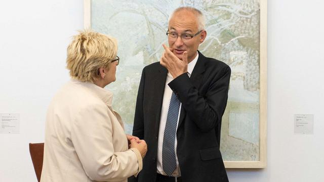 La directrice des Finances Béatrice Simon et et le président du gouvernement bernois Bernhard Pulver. [Keystone - Thomas Delley]