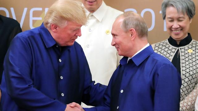 Poignée de main entre Donald Trump et Vladimir Poutine avant le sommet de l'APEC à Danang, le 10 novembre 2017. [STR / Vietnam News Agency / AFP]