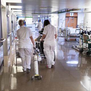 Deux infirmières dans le couloir du CHUV à Lausanne en 2015. [Keystone - Gaetan Bally]