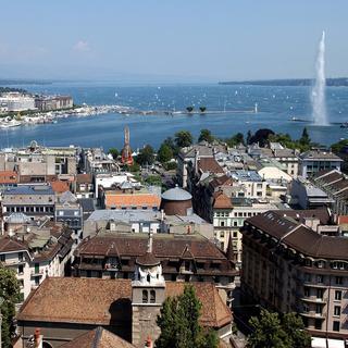 Vue sur la vieille ville de Genève et sur le jet d'eau. [Keystone - Laurent Gillieron]
