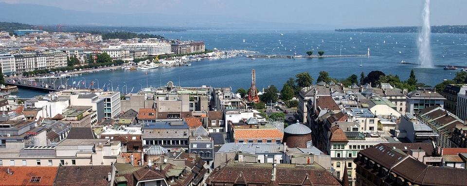 Vue sur la vieille ville de Genève et sur le jet d'eau. [Keystone - Laurent Gillieron]