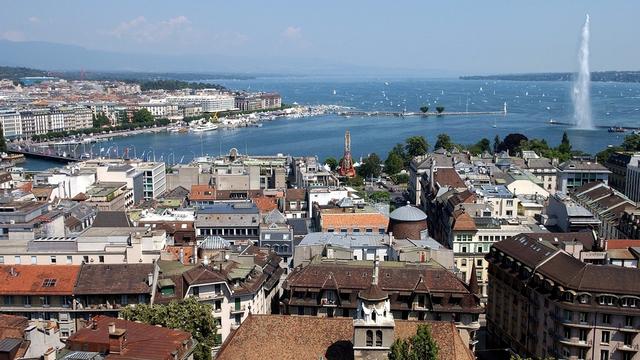 Vue sur la vieille ville de Genève et sur le jet d'eau. [Keystone - Laurent Gillieron]