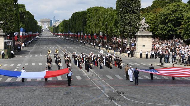 Les deux drapeaux français et américains durant le défilé du 14 Juillet 2017 à Paris. [AFP - ALAIN JOCARD]