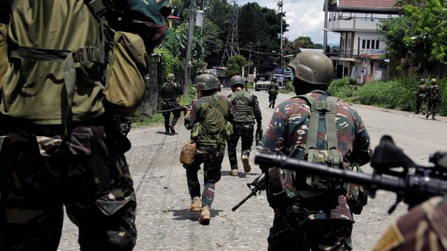 L'armée a été déployée dans la ville de Marawi. [Government soldiers advance their position in Marawi City, Philippines May 28, 2017. REUTERS/Erik De Castro]