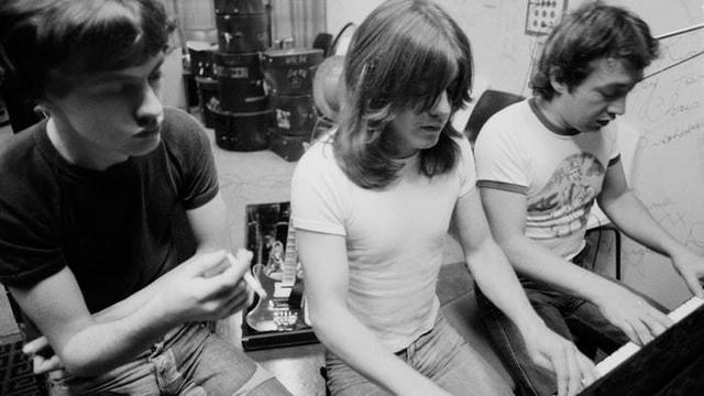 De gauche à droite: Angus, Malcolm et George Young. [Facebook AC/DC]