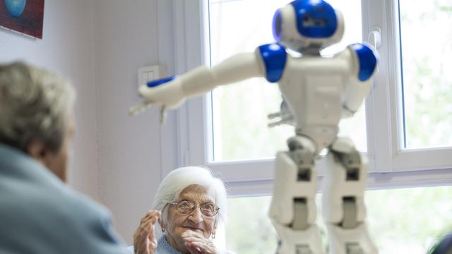 Le robot de compagnie Zora dans un EMS près de Bordeaux.