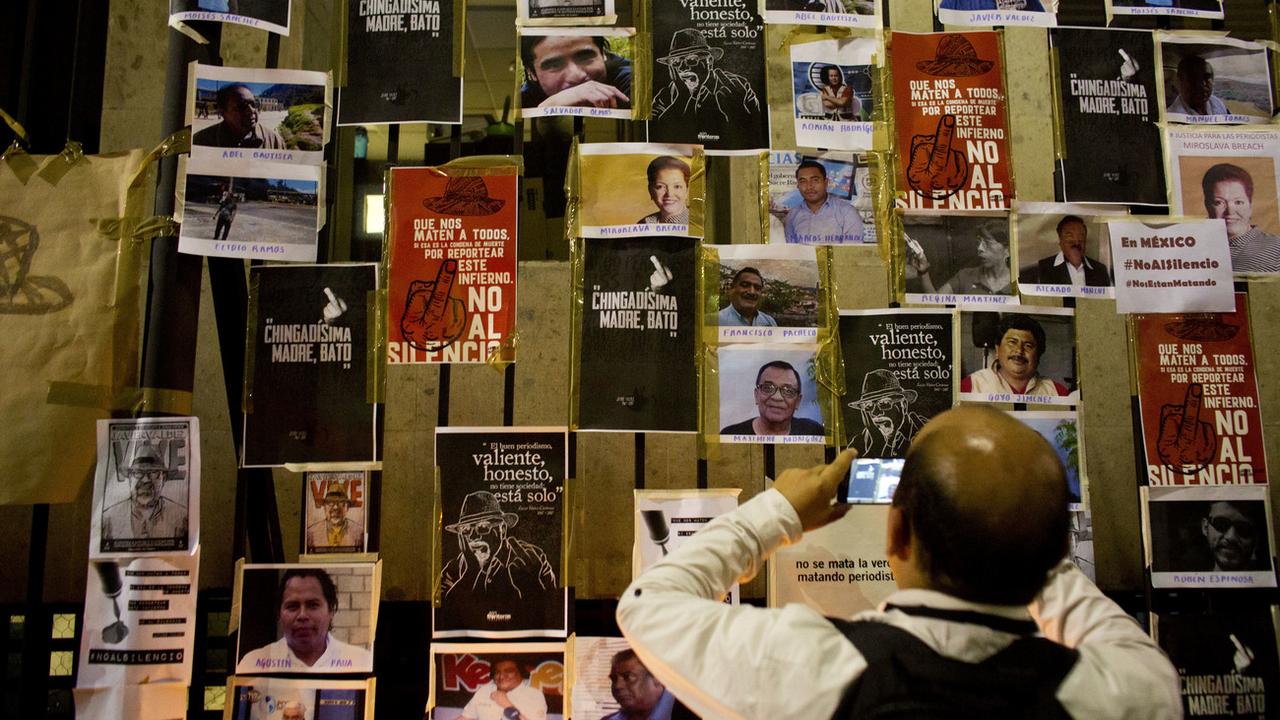 La liste des journalistes tués au Mexique affichée sur la façade du ministère de l'Intérieur lors d'une action de protestation en mai. [Keystone - AP Photo/Rebecca Blackwell]