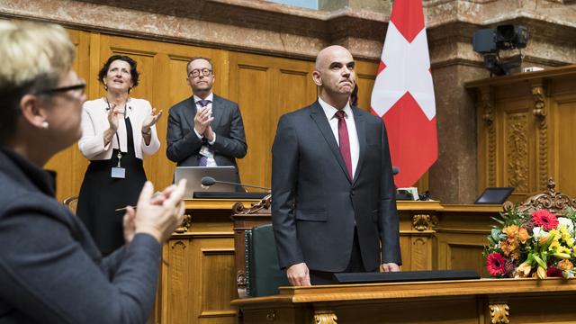 Le socialiste fribourgeois Alain Berset dans la salle de l'Assemblée fédérale après son élection à la présidence le 6 décembre. [Keystone - Peter Klaunzer]