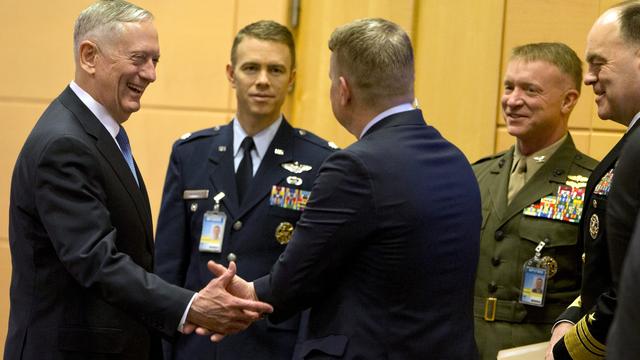 Le secrétaire américain à la Défense James Mattis et sa délégation au siège de l'OTAN à Bruxelles. [Virginia Mayo - AFP]