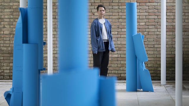 L'artiste Carol Bove dans l'exposition "Women of Venice" du pavillon suisse de la Biennale de Venise. [Keystone - Gaetan Bally]