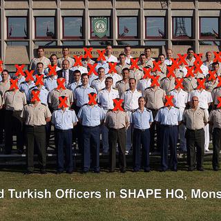 Les officiers turcs de l'OTAN purgés.