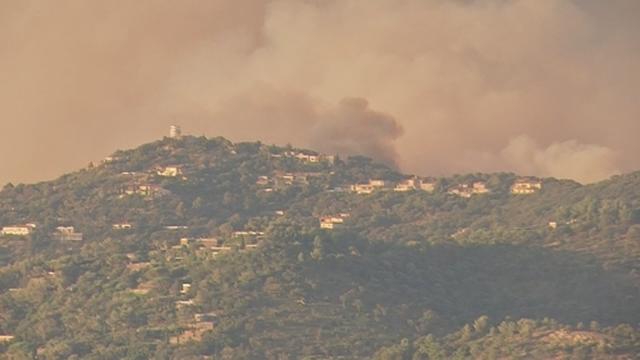 La fumée des incendies s'élève au-dessus de Bormes-les-Mimosas, sur la côte varoise. [DR - UGC @thebraiiin]