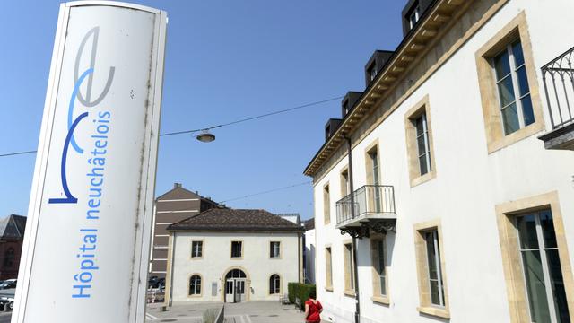 L'entrée de l' Hopital neuchâtelois de Pourtalès. [Keystone - Laurent Gillieron]